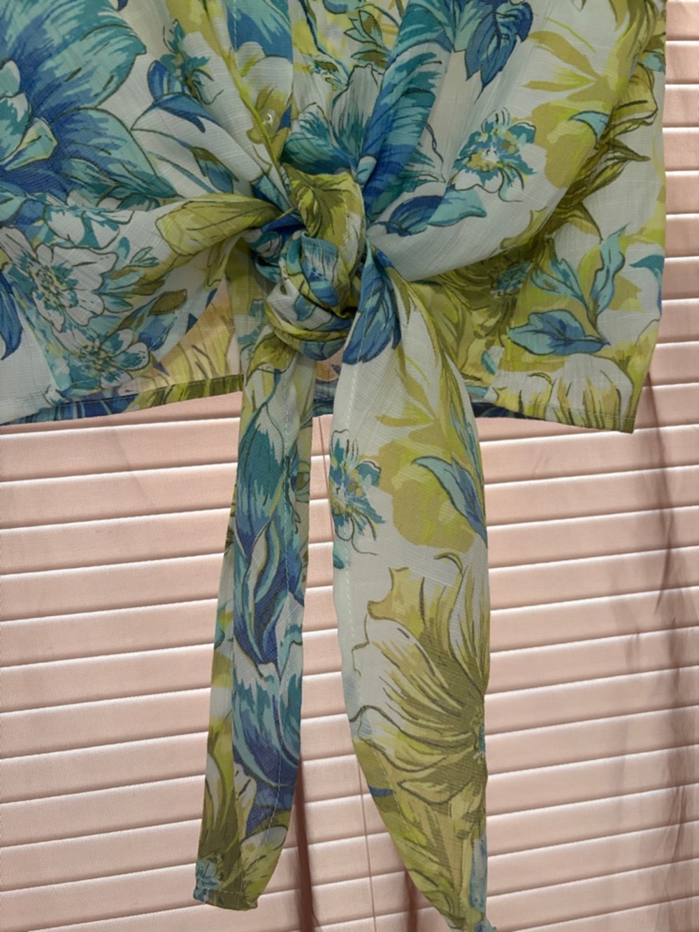 🌞🪻🌼LIKE NEW Carolyn Taylor Blue & Lime Floral Tie-Front Cap Sleeve Blouse LARGE - Picture 4 of 8